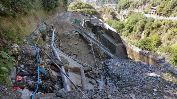 Himachal Pradesh News, Chamba Local News, Mohalla Pakka Tala-Balu Road, Landslide, Chamba District Headquarter, People Suffering